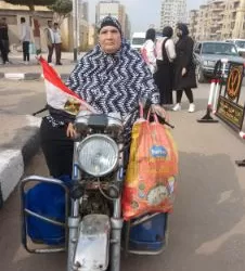 مواطنة من «ذوي الهمم» تتحدى الظروف وتصل للاقتراع على دراجتها البخارية