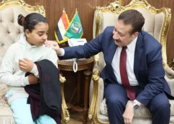 محافظ المنوفية يصرف «100» ألف جنيه مساعدة عاجلة ويوفر وظيفة لزوجة «شهيد الشهامة»