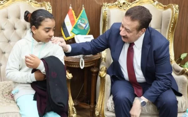 محافظ المنوفية يصرف «100» ألف جنيه مساعدة عاجلة ويوفر وظيفة لزوجة «شهيد الشهامة»
