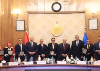 «وزير التعليم العالي» يكرم «نائب رئيس جامعة المنصورة» تقديراً لإسهاماته المتميزة