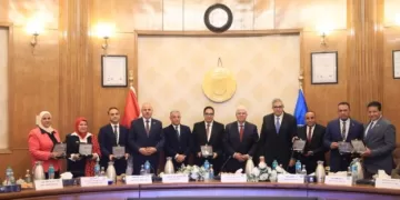 «وزير التعليم العالي» يكرم «نائب رئيس جامعة المنصورة» تقديراً لإسهاماته المتميزة