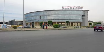 المستشفى الجوى التخصصى تستضيف خبير عالمى فى جراحات العيون