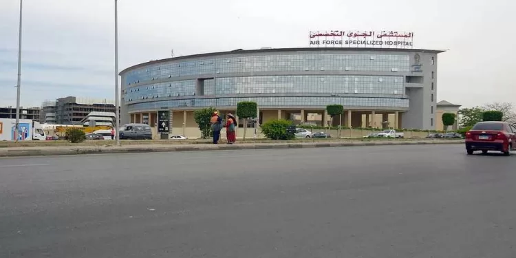 المستشفى الجوى التخصصى تستضيف خبير عالمى فى جراحات العيون