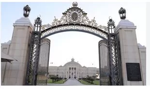 طلاب كلية علوم القاهرة الأهلية يدرسون الصخور والتربة في أولى رحلاتهم الميدانية