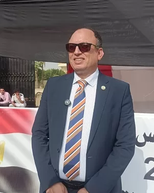  رئيس جامعة حلوان يدلي بصوته في انتخابات مجلس النواب 