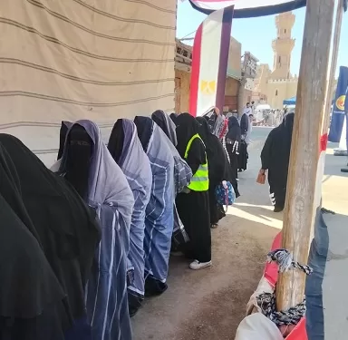 «سيدات سيوة» يُقدن عملية الاقتراع في «مركز النداهة» بمطروح للإدلاء بأصواتهن 1 - جريدة الجمهورية «سيدات سيوة» يُقدن عملية الاقتراع في «مركز النداهة» بمطروح للإدلاء بأصواتهن