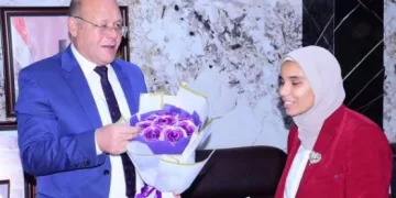 طالبة من «ذوي الهمم» تخطف الأنظار في حوارها مع رئيس جامعة سوهاج