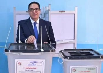 «رئيس جامعة القاهرة» يدلي بصوته الانتخابي ويشدد على أهمية المشاركة الإيجابية