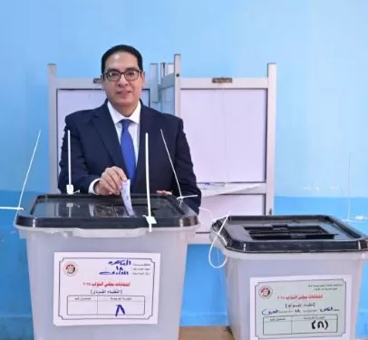 «رئيس جامعة القاهرة» يدلي بصوته الانتخابي ويشدد على أهمية المشاركة الإيجابية