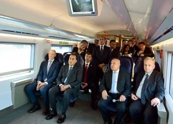 رئيس الوزراء يُطلق التشغيل التجريبي للقطار الكهربائي السريع «فيلارو» خلال تفقده للمعرض الدولي للنقل الذكي 4 - جريدة الجمهورية رئيس الوزراء يُطلق التشغيل التجريبي للقطار الكهربائي السريع «فيلارو» خلال تفقده للمعرض الدولي للنقل الذكي