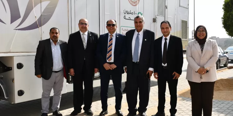 رئيس جامعة حلوان يتفقد حملة «دعم صحة المرأة» ضمن مبادرة «100 مليون صحة»