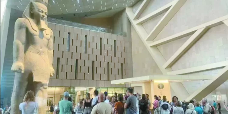 المصريون في يوم مختلف.. زحام الحضارة وطوابير الواجب الوطني 1 - جريدة الجمهورية المتحف الكبير.. استثمار الحضارة