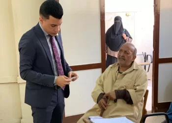 رئيس لجنة يساعد كفيفًا على الإدلاء بصوته في الشرقية