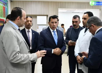 وزير الشباب والرياضة يطمئن على مصابي حادث انقلاب «ميني باص» بطريق العاصمة الإدارية 2 - جريدة الجمهورية وزير الشباب والرياضة يطمئن على مصابي حادث انقلاب «ميني باص» بطريق العاصمة الإدارية