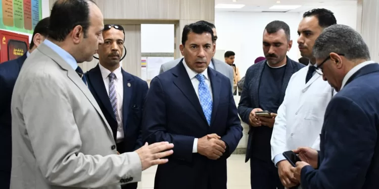 وزير الشباب والرياضة يطمئن على مصابي حادث انقلاب «ميني باص» بطريق العاصمة الإدارية 1 - جريدة الجمهورية وزير الشباب والرياضة يطمئن على مصابي حادث انقلاب «ميني باص» بطريق العاصمة الإدارية