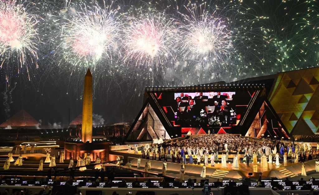 بث مباشر الآن الرئيس عبد الفتاح السيسي والسيدة قرينته يشهدان احتفالية افتتاح المتحف المصري الكبير«هدية مصر للعالم» 2 - جريدة الجمهورية 571362454 1383603513128373 6483002356844221600 n - جريدة الجمهورية