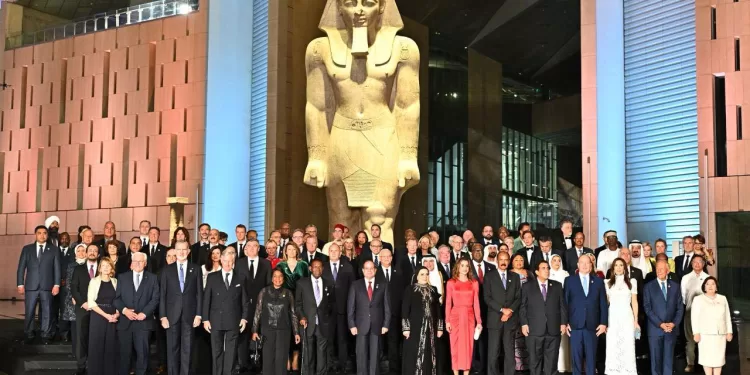  بث مباشر الآن الرئيس عبد الفتاح السيسي والسيدة قرينته يشهدان احتفالية افتتاح المتحف المصري الكبير«هدية مصر للعالم»