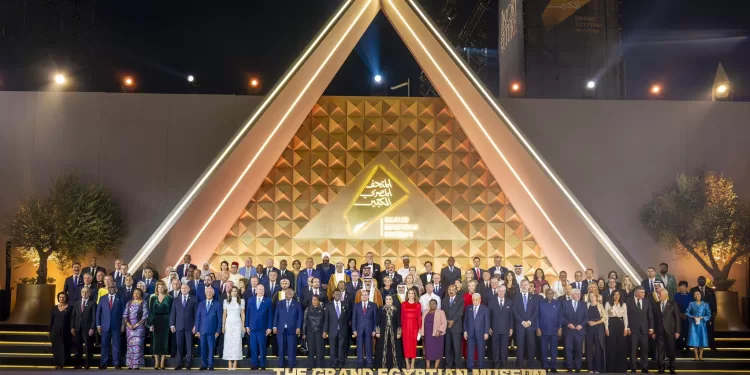  بث مباشر الآن الرئيس عبد الفتاح السيسي والسيدة قرينته يشهدان احتفالية افتتاح المتحف المصري الكبير«هدية مصر للعالم»