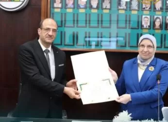 عميد كلية الاقتصاد والعلوم السياسية يُكرّم «الدكتورة حنان محمد علي» تقديراً لدورها في تطوير الكلية 3 - جريدة الجمهورية عميد كلية الاقتصاد والعلوم السياسية يُكرّم «الدكتورة حنان محمد علي» تقديراً لدورها في تطوير الكلية