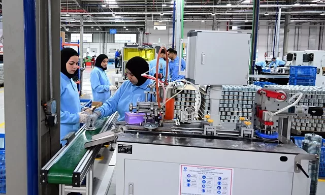 رئيس الوزراء يفتتح مصنع المنصور لتصنيع « فلاتر المركبات والفلاتر الصناعية » 5 - جريدة الجمهورية 7 13 - جريدة الجمهورية