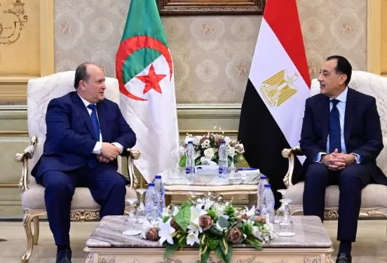 «رئيس الوزراء» يستقبل «الوزير الأول الجزائري» بمطار القاهرة للمشاركة في اللجنة المشتركة