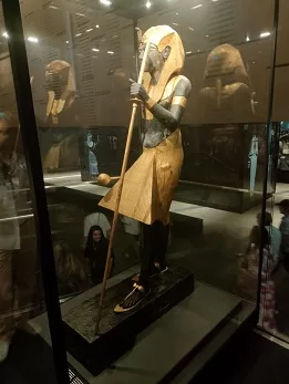 بمشاركة جماهيرية غير مسبوقة.. «المتحف المصري الكبير» يختبر خدمة الدليل الصوتي الجديدة 9 - جريدة الجمهورية 8 7 - جريدة الجمهورية