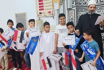 مبادرة طيبة.. إمام مسجد يوزع أعلام مصر هدية على أطفال المصلين بعد صلاة الجمعة 3 - جريدة الجمهورية مبادرة طيبة.. إمام مسجد يوزع أعلام مصر هدية على أطفال المصلين بعد صلاة الجمعة