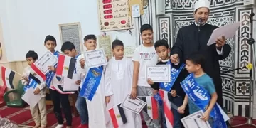 مبادرة طيبة.. إمام مسجد يوزع أعلام مصر هدية على أطفال المصلين بعد صلاة الجمعة 2 - جريدة الجمهورية مبادرة طيبة.. إمام مسجد يوزع أعلام مصر هدية على أطفال المصلين بعد صلاة الجمعة
