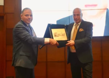 بتروجت تُكرِّم عبدالحكيم سويلم مدير عام الشؤون القانونية السابق وتهديه درع التميز والعطاء 3 - جريدة الجمهورية بتروجت تُكرِّم عبدالحكيم سويلم مدير عام الشؤون القانونية السابق وتهديه درع التميز والعطاء