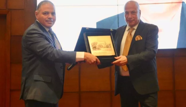 بتروجت تُكرِّم عبدالحكيم سويلم مدير عام الشؤون القانونية السابق وتهديه درع التميز والعطاء 1 - جريدة الجمهورية بتروجت تُكرِّم عبدالحكيم سويلم مدير عام الشؤون القانونية السابق وتهديه درع التميز والعطاء