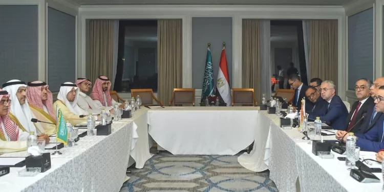 وزير الاستثمار يبحث مع مسئولين سعوديين تعزيز التعاون الاستثماري والتجارى بين البلدين