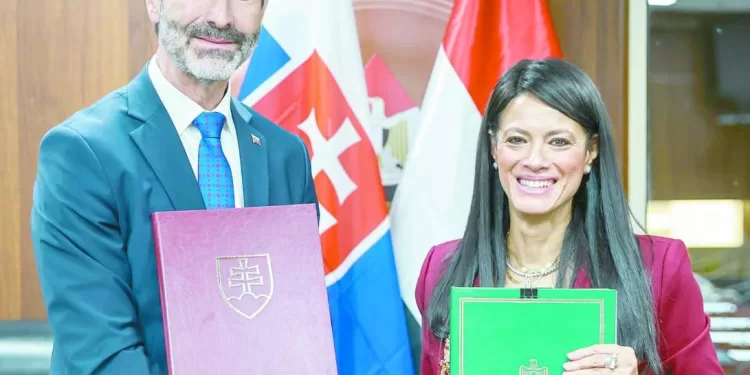 خليفة «فيريرا» المدرب المحلى الأقرب فى ظل الأزمة المالية