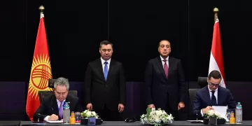 رئيس الجمهورية القيرغيزية ورئيس الوزراء يشهدان توقيع عدد من الاتفاقيات لتعزيز التعاون بين البلدين