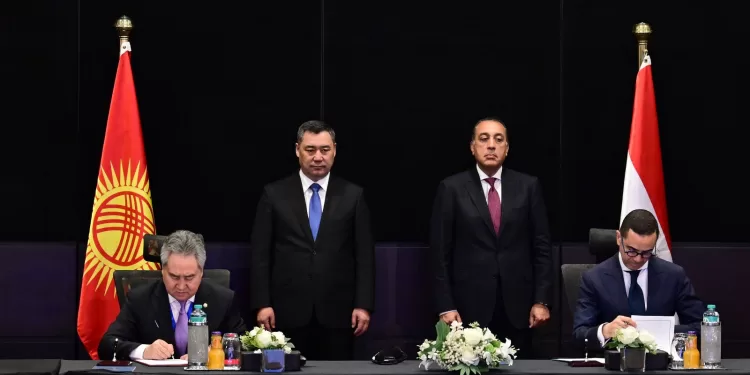 رئيس الجمهورية القيرغيزية ورئيس الوزراء يشهدان توقيع عدد من الاتفاقيات لتعزيز التعاون بين البلدين