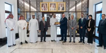 لتعزيز التعاون التشريعي والنقابي: وفد نقابة المحاكم يختتم زيارته للبحرين بتبادل الدروع مع مجلس النواب