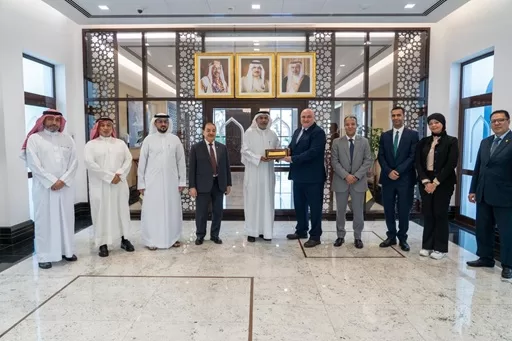 لتعزيز التعاون التشريعي والنقابي: وفد نقابة المحاكم يختتم زيارته للبحرين بتبادل الدروع مع مجلس النواب 1 - جريدة الجمهورية لتعزيز التعاون التشريعي والنقابي: وفد نقابة المحاكم يختتم زيارته للبحرين بتبادل الدروع مع مجلس النواب