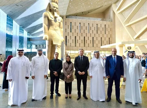 من الأهرامات إلى المتحف الكبير.. وزير الإعلام البحريني يعبر عن انبهاره بعظمة الحضارة المصرية