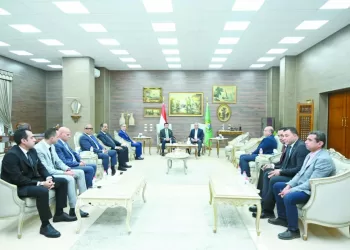 إنقاذ مبنى البنك العثمانى بـ «المنشية» من حريق بعد التهام النيران أكشاك بيع الاحذية بجواره