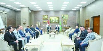 إنقاذ مبنى البنك العثمانى بـ «المنشية» من حريق بعد التهام النيران أكشاك بيع الاحذية بجواره