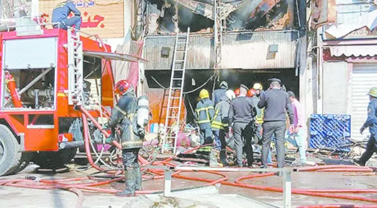 إنقاذ مبنى البنك العثمانى بـ «المنشية» من حريق بعد التهام النيران أكشاك بيع الاحذية بجواره