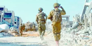 إنقاذ مبنى البنك العثمانى بـ «المنشية» من حريق بعد التهام النيران أكشاك بيع الاحذية بجواره