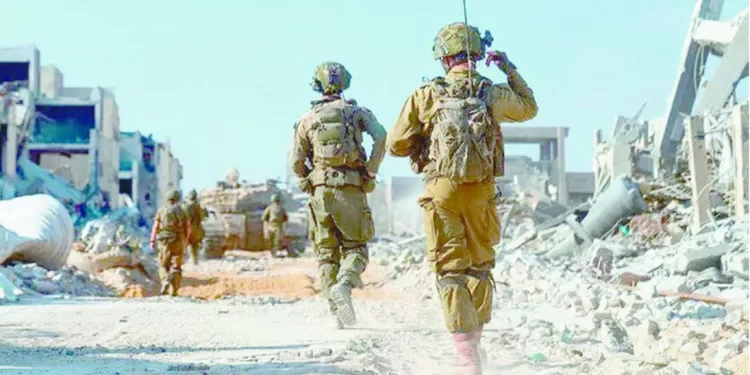 إنقاذ مبنى البنك العثمانى بـ «المنشية» من حريق بعد التهام النيران أكشاك بيع الاحذية بجواره