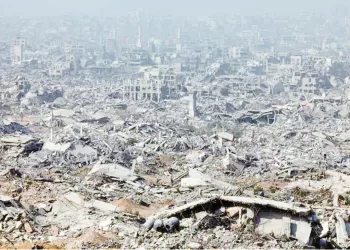 إنقاذ مبنى البنك العثمانى بـ «المنشية» من حريق بعد التهام النيران أكشاك بيع الاحذية بجواره