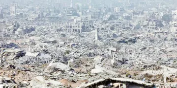 إنقاذ مبنى البنك العثمانى بـ «المنشية» من حريق بعد التهام النيران أكشاك بيع الاحذية بجواره