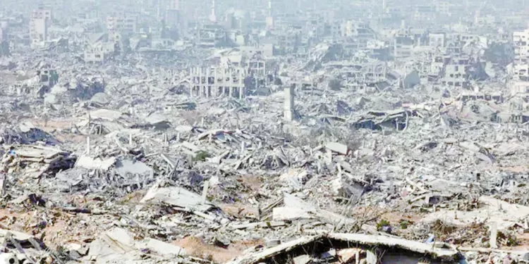 إنقاذ مبنى البنك العثمانى بـ «المنشية» من حريق بعد التهام النيران أكشاك بيع الاحذية بجواره