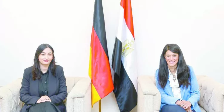 إنقاذ مبنى البنك العثمانى بـ «المنشية» من حريق بعد التهام النيران أكشاك بيع الاحذية بجواره