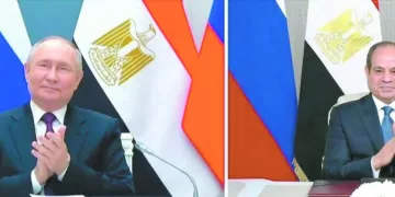 إنقاذ مبنى البنك العثمانى بـ «المنشية» من حريق بعد التهام النيران أكشاك بيع الاحذية بجواره