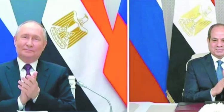 إنقاذ مبنى البنك العثمانى بـ «المنشية» من حريق بعد التهام النيران أكشاك بيع الاحذية بجواره