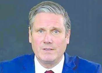 إنقاذ مبنى البنك العثمانى بـ «المنشية» من حريق بعد التهام النيران أكشاك بيع الاحذية بجواره