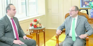 إنقاذ مبنى البنك العثمانى بـ «المنشية» من حريق بعد التهام النيران أكشاك بيع الاحذية بجواره